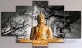Buda y paloma en paneles escenográficos.